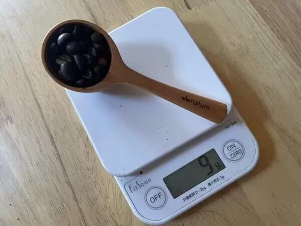 コーヒー豆を計量している写真