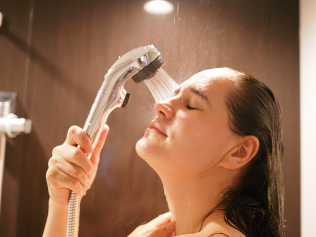 シャワーを浴びる女性の写真