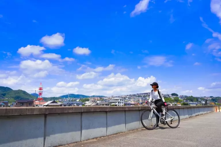 【ソロ活】街中をサイクリングする女性