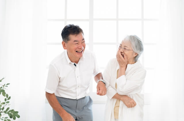 大笑いする高齢者の夫婦