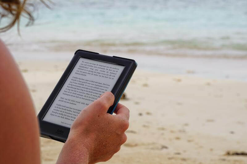 電子書籍を海辺で読む