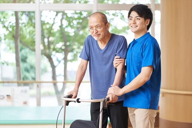 高齢者と歩行練習する理学療法士の写真