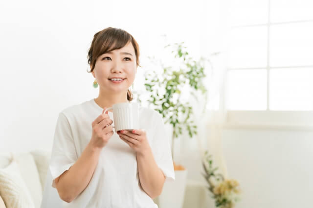 ホットドリンクを飲む日本人女性