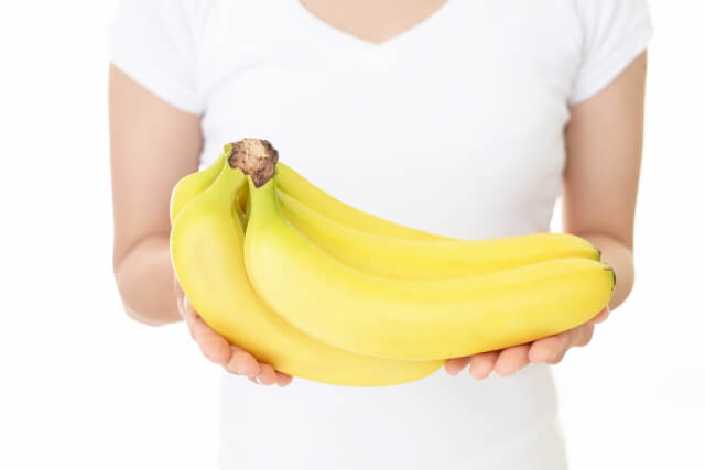 バナナを持つ女性