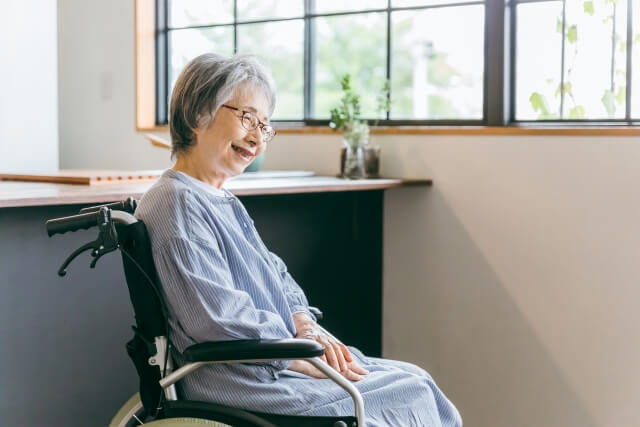 車椅子に座る高齢者女性