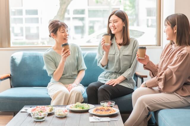 カフェでランチを食べる日本人の女性達
