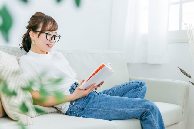 メガネをかけて読書をする女性