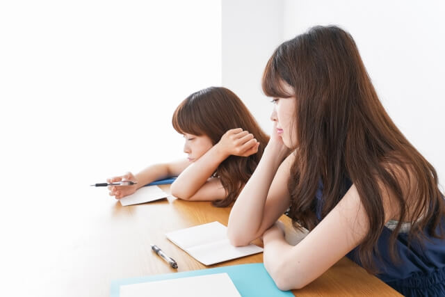 勉強に退屈している若い女性