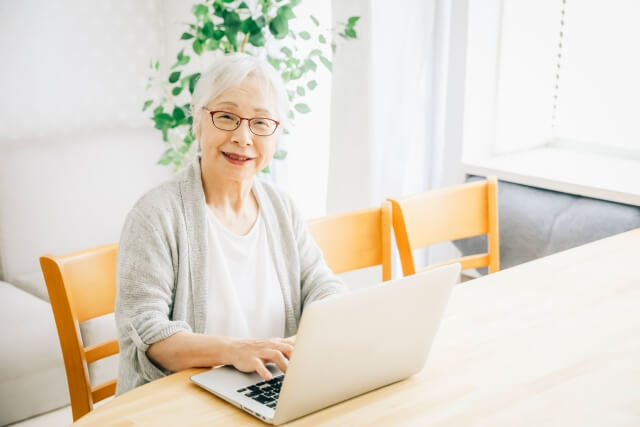 パソコンを使う高齢者女性