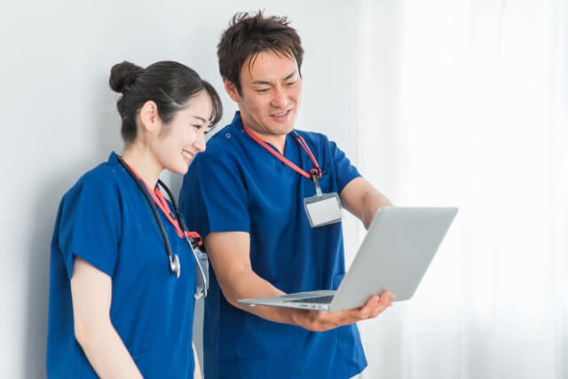 パソコンを使う男女の日本人医療スタッフ