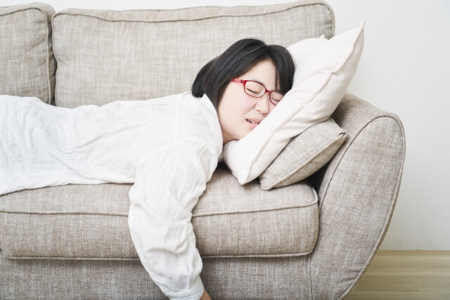 自宅のソファーでぐっすり眠る女性