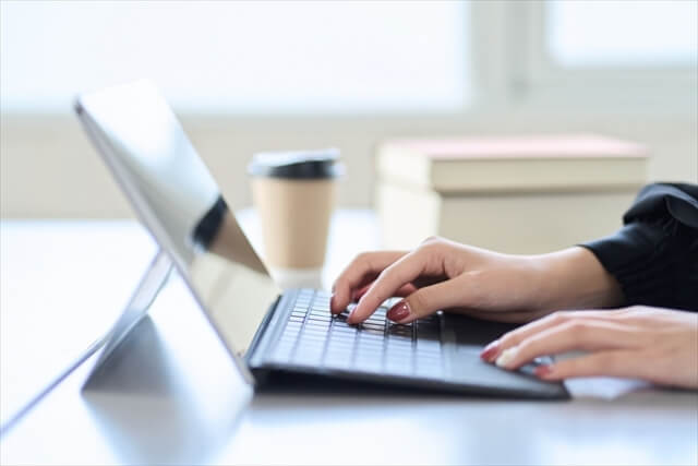 パソコンでブログ執筆をする女性