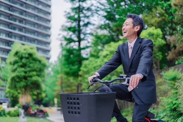自転車通勤をする高齢のビジネスマン