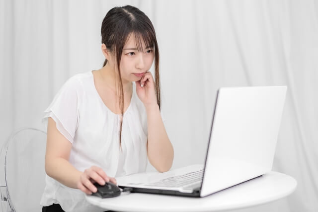 パソコン操作をしている若い女性の理学療法士