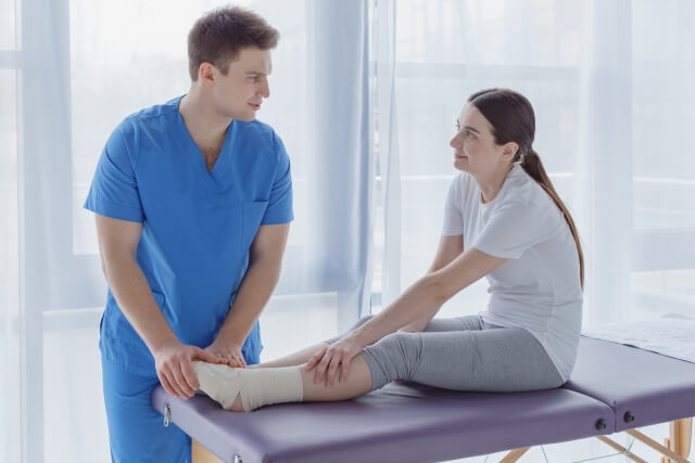 足のリハビリを受ける女性と理学療法士