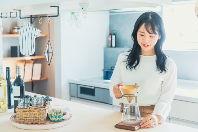 コーヒーを淹れる女性