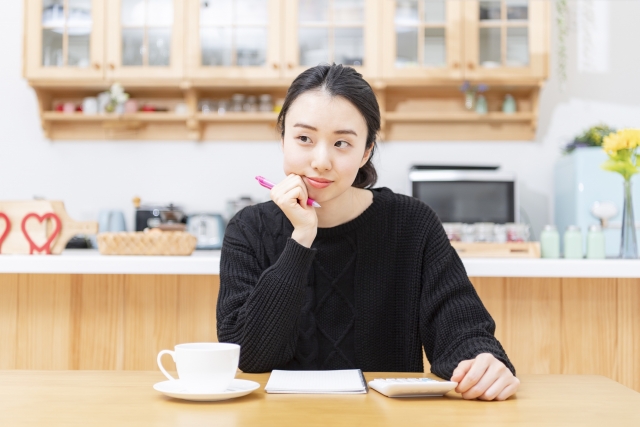 電卓で計算する女性