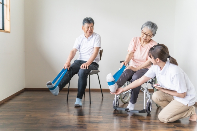 リハビリする車椅子の高齢者