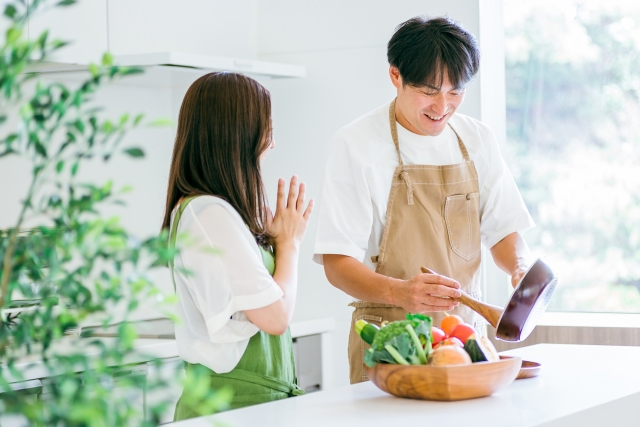 家事を手伝う男性と女性