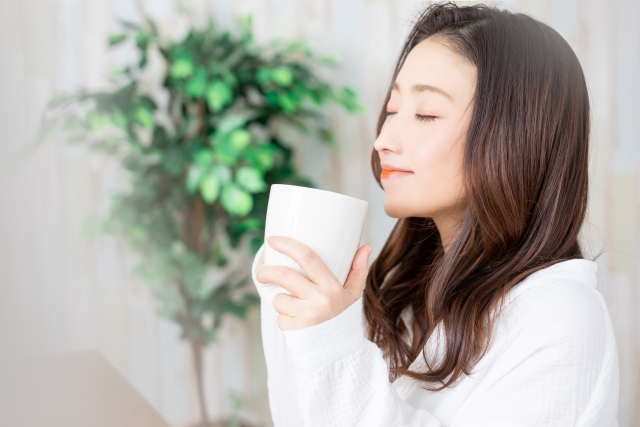 温かい飲み物を飲む女性