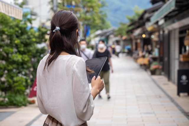 タブレットで検索する女性