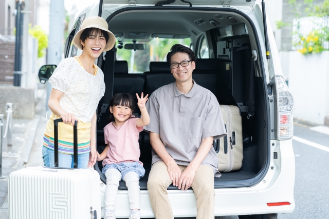 車で旅行に出かける家族