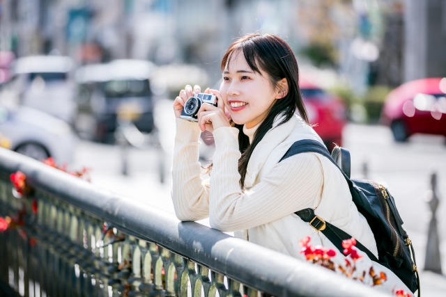 カメラを持った笑顔の女性