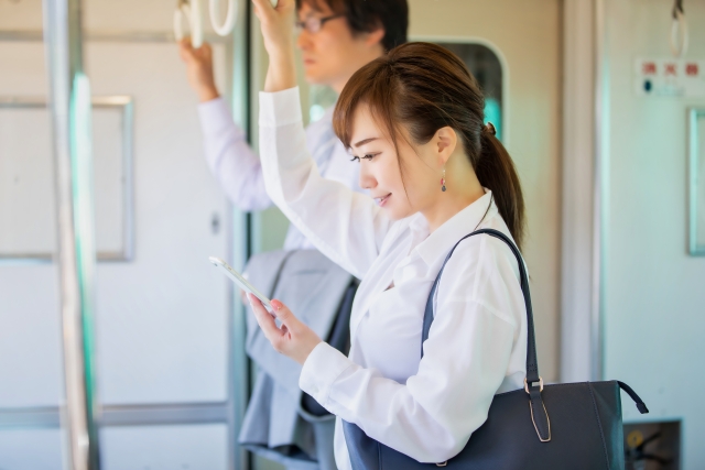 電車に乗っている女性