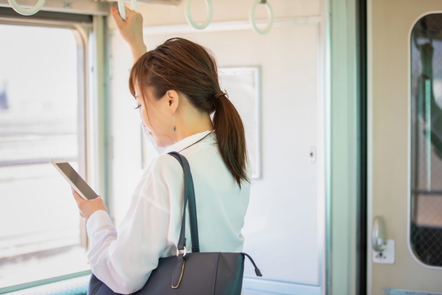 電車に乗っている女性